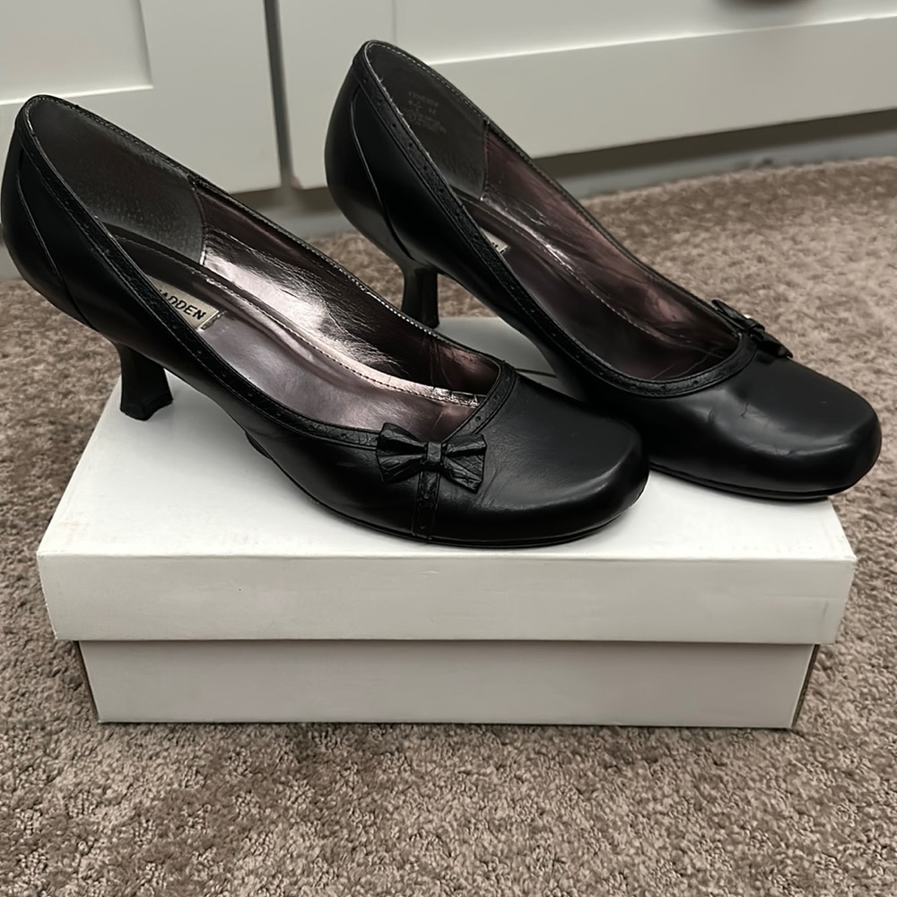 Steven Madden black pumps